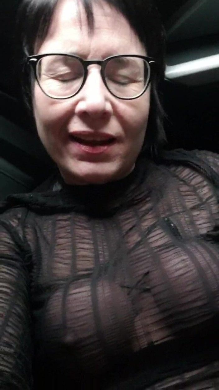 JulieEroticDress: Мілфа сквіртує на відкритому повітрі на громадській парковці