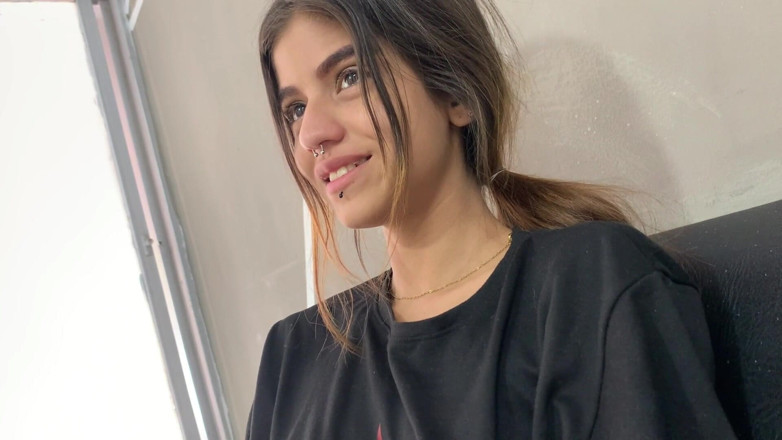 TUflacasex123: 셔츠를 입지 않은 내 이복 여동생이 '나를 원하는 욕망을 증가시킬 수 있다'