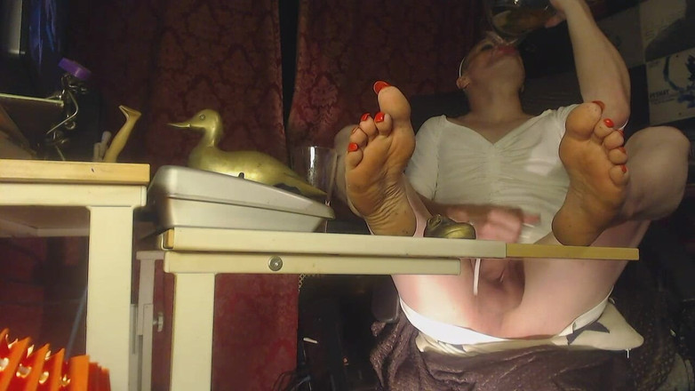 Lilly Disgrace: 用投手壶喝尿
