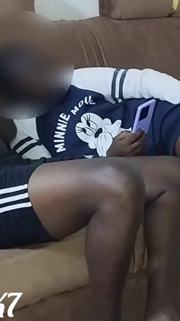 Bonă africană sexy își fute pizda păroasă de șeful său acasă