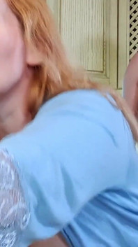 彼女は恋人とセックスし、夫にビデオを作ります。ふしだらな巨乳熟女。