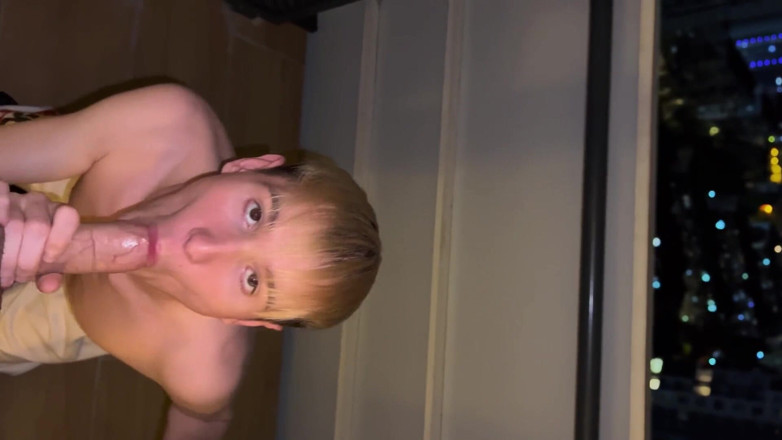 Nick Lewis: Il bastardo fa un pompino sul balcone