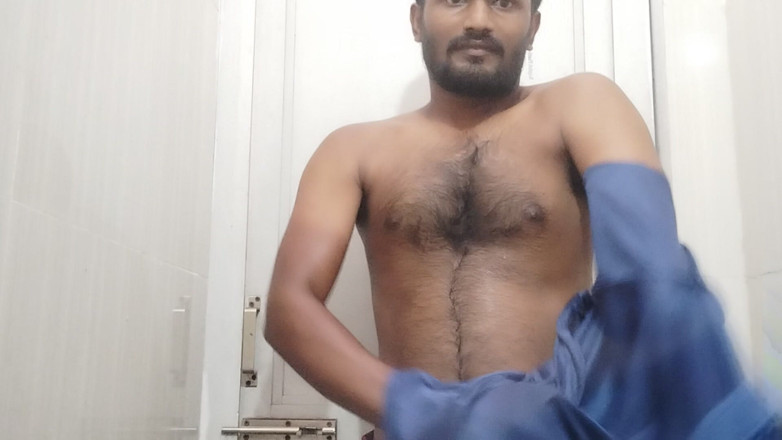 KUMBHA MANOJ KUMAR: У ванній кімнаті сексуальний молодий хлопець