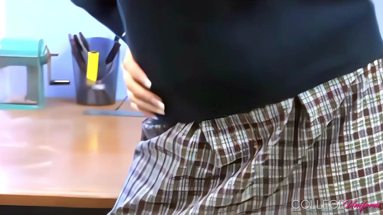 College Uniform: 피오나 G를 특징으로하는 여름 드레스 촬영