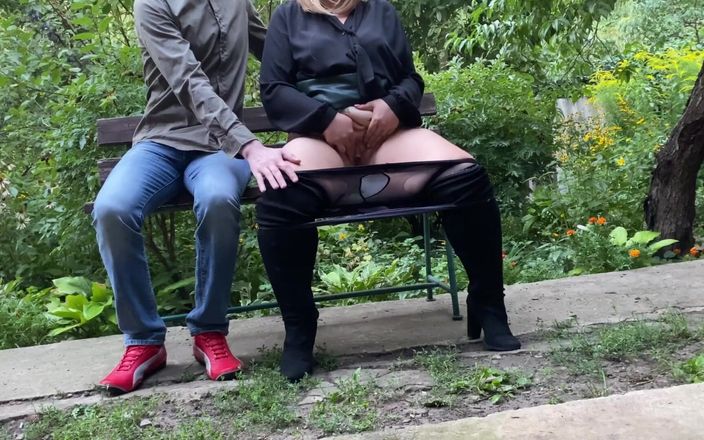 Our Fetish Life: Pervertido yerno mira a la suegra masturbarse en un parque