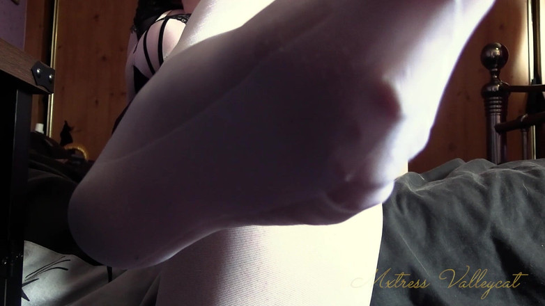 Mxtress Valleycat: Silken Stocking Snare