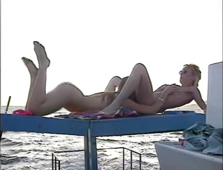 Vintage Usa: Lesbičky si lízají kundičku prstění na pláži