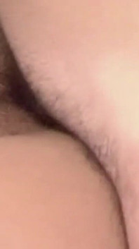 Kudrnatá MILF se zavázanýma očima si užívá vášnivou akci v ložnici