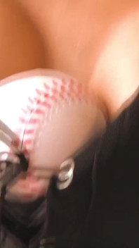 Latina amateur con mini falda juega una pelota de béisbol en su gran coño