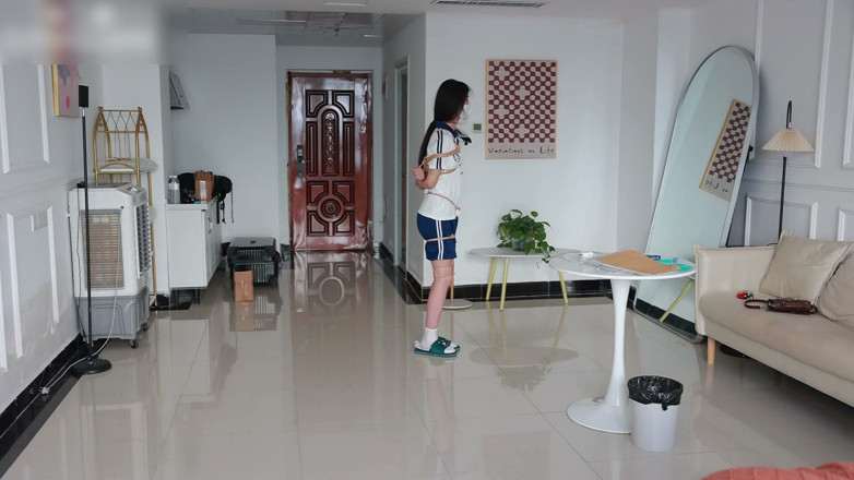 Asian bondage: La novia inocente está atada con cuerdas en su uniforme...