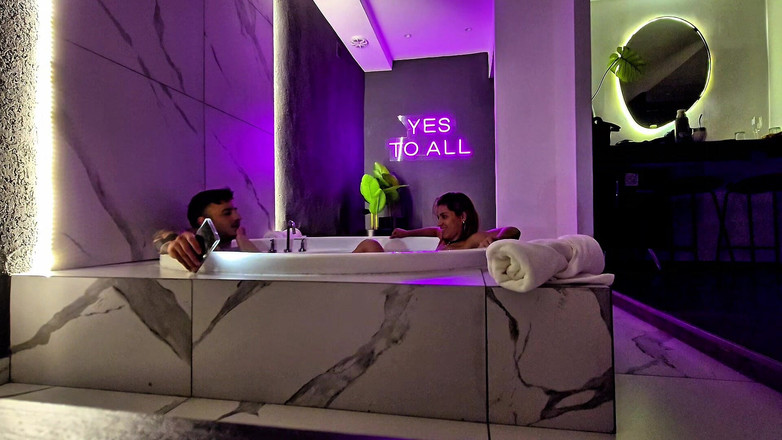 Young big apple: Motel'in Jakuzisinde Kamera Arkasında. Mastürbasyon ve seks.