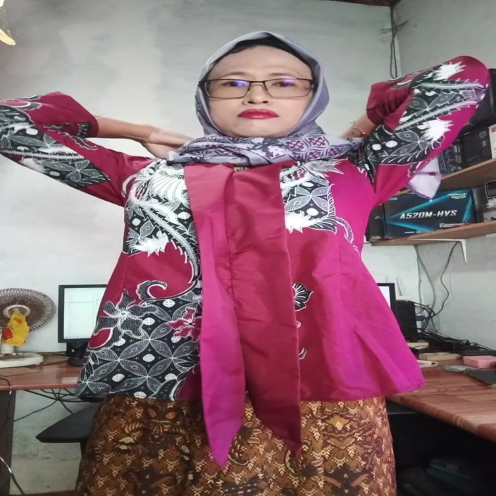 Mitha Zhe: Sexig Hijab Shemale Mitha Zhe onanerar kuk