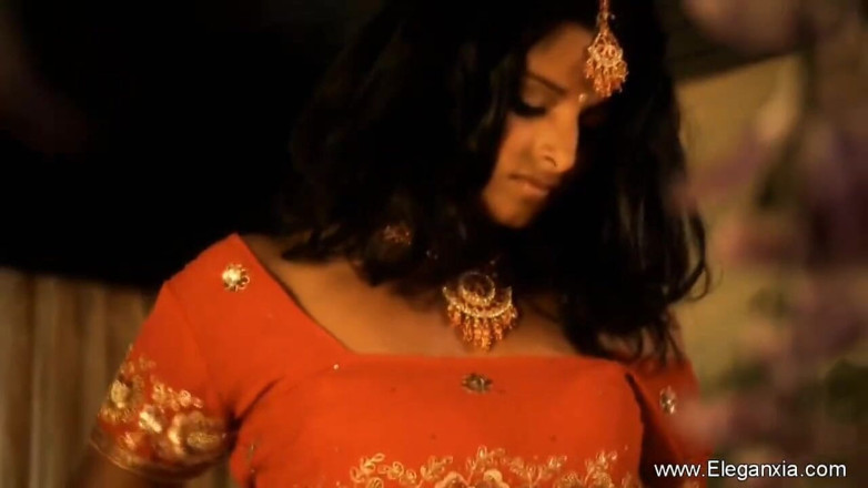 Eleganxia: Une superbe indienne se fait huiler dans la salle de...