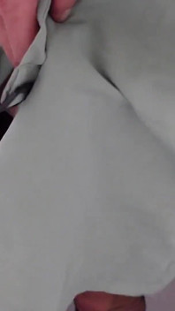 Travesti açık havada penis kafesini ve askılarını giyiyor