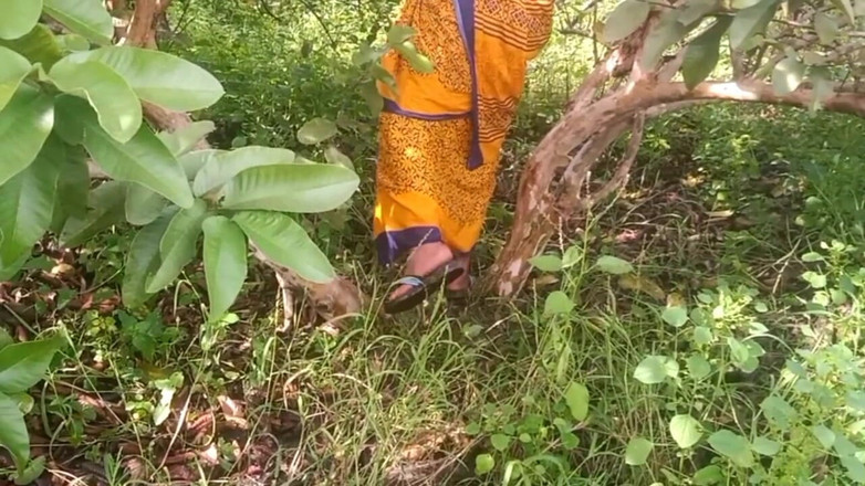 Priyanka314: Istri teman desi memegang dan meremas payudara di perkebunan jambu...