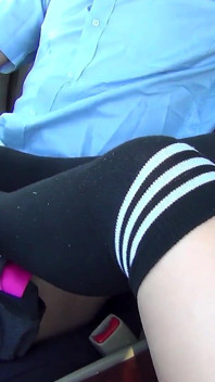 La chica y su conductor. Sexo en el auto. Cum en piernas