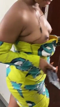 Cea mai sexy fată neagră africană face striptease în rochie africană