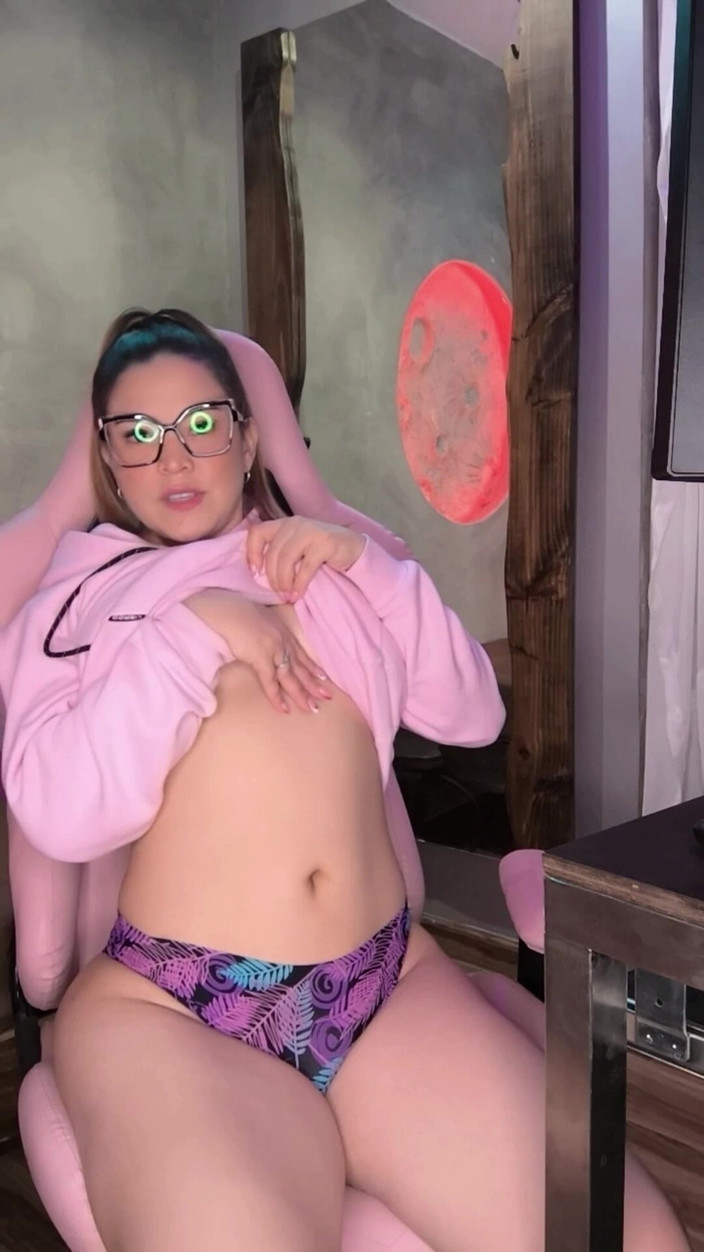 DanielaGomezz: POV Blondă Cu Sâni Mari Își Face Sex Hitachi Până Când...