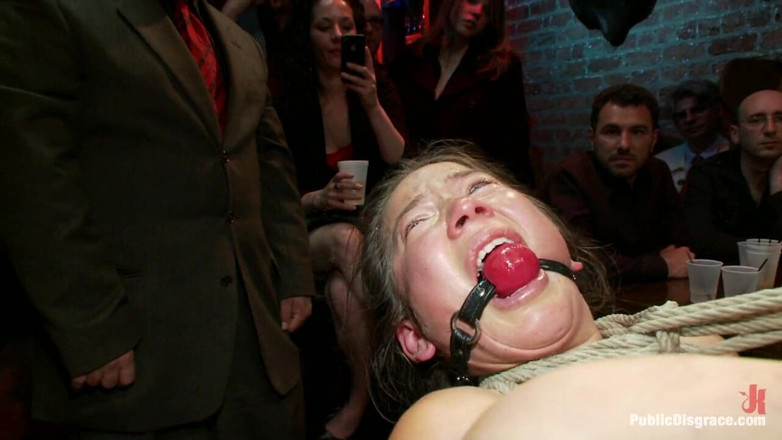 Public Disgrace by Kink: Une squirteuse amateur sexy fait sa première scène de sexe...