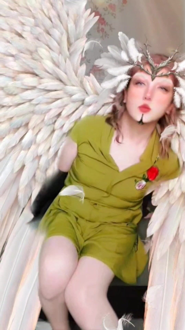 Kitty_Cross: Небесна красуня: гладка, сексуальна та ангельська фембоя