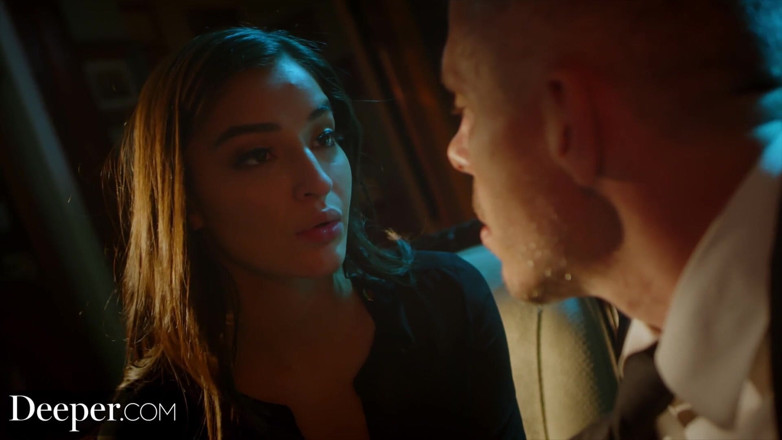 Deeper: Hlubší. Dominantní kočička Emily používá Micka k čemukoliv