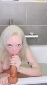Baden mit meinem großen dildo: spucken, tittenfick und halsfick