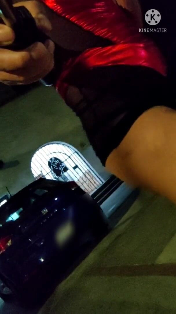 Traviezisha: Sissy Crossdresser Chodzenie na zewnątrz z ogromnym dildo w jej...