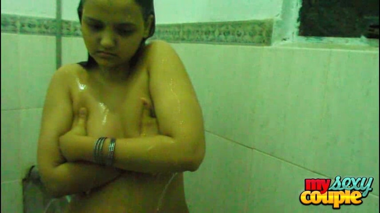 Desi Couple Sunny & Sonia: Soție desi în baie luând duș