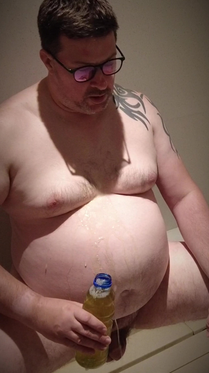 uktattooedchub74: Sebotol kencing