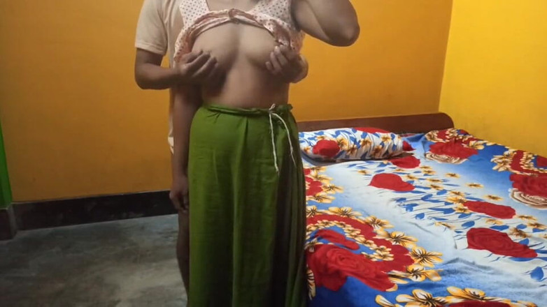 Namita: Hintli büyük götlü yenge domaltarak sert ve sert seks