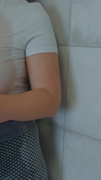 穿着衣服的微胖熟女在洗澡。水手淫。
