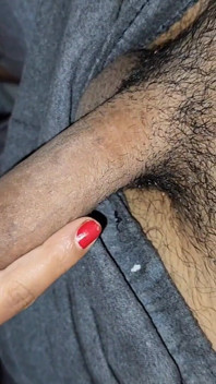 Ma demi-sœur m’a attrapé la bite pendant que je regardais la télévision