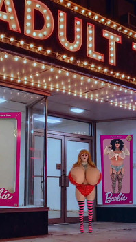 Xxxmas Barbie, бімбо сіссі