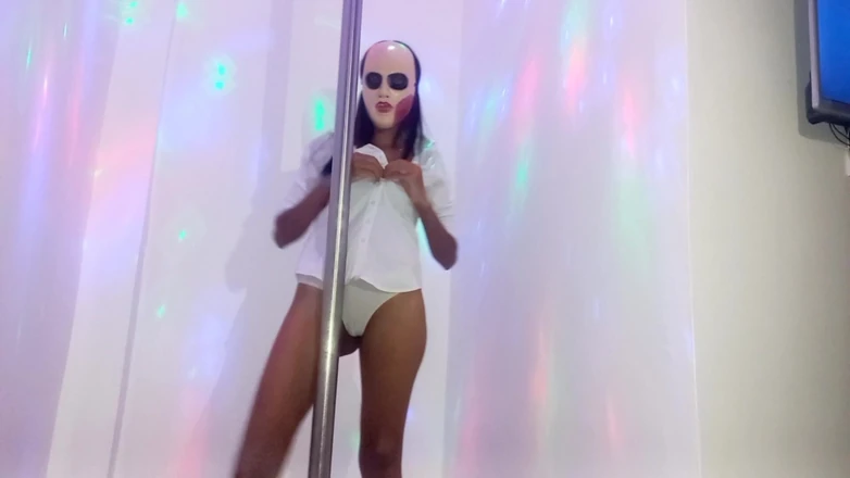NEGRITA SEXY: Erotic Brunette Decided to Dance on a Pole Since She...