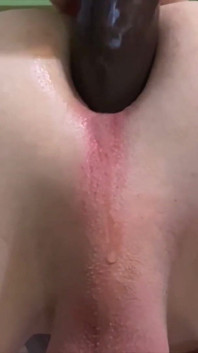 我的屁股仍然张开玩各种假阳具