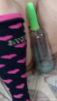 Awek montel desi berambut merah yang cantik melancap dengan botol