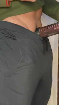 Une belle-mère allaite une grosse bite, utilise sa pompe à pénis et rend sa bite géante.