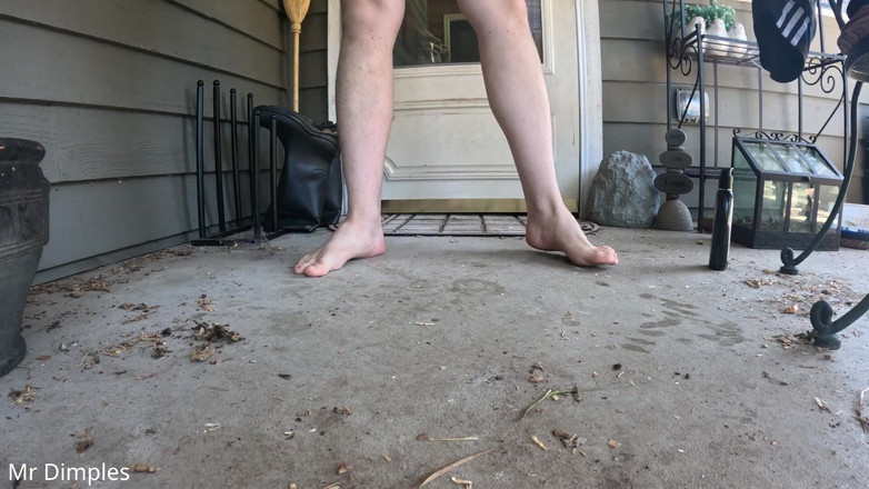 Mr Dimples: 我在户外用我的大黑屌假阳具自慰！