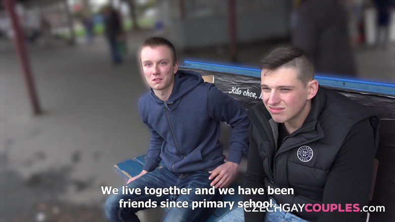 Czech Gay Couples: Çek eşcinsel çift 3 meteliksiz oğlan yakalandı - Prag'ın karanlık köşelerinde korunmasız yolculuk