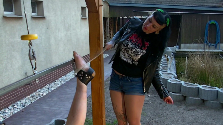Domina Lady Vampira - SM Studio Femdom Empire: Zavěšení CBT - femdom kocovině