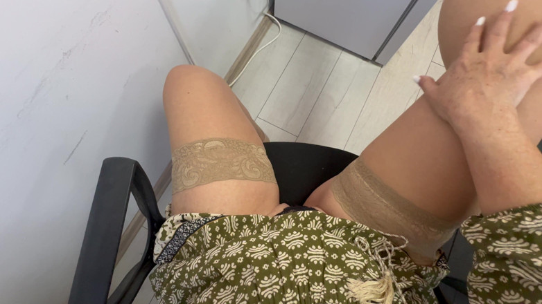Step Mommy: Ibu tiri anggun panas tiba di pejabat miang dan menggesel...