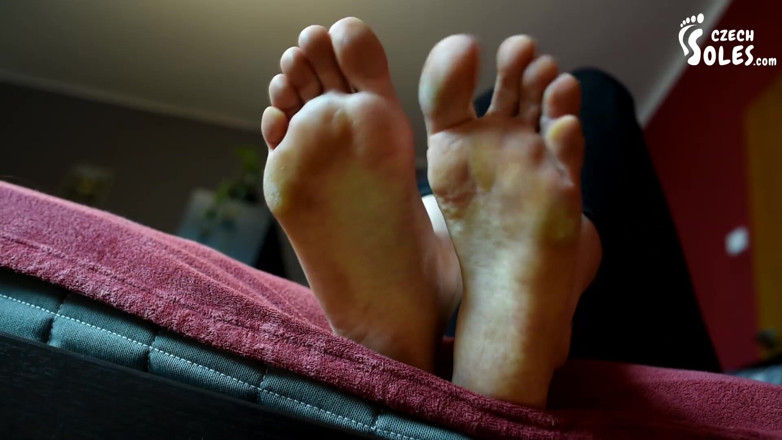 Czech Soles - foot fetish content: Чудова різдвяна шалава босоніж дражнить