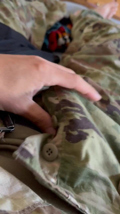 Gay Soldier Stuff: Tylko żołnierz armii pociera swojego kutasa przez mundur wojskowy Ocps