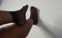 Mara Exotic: Juste des pieds dans des bas résille, des chaussettes taquinent