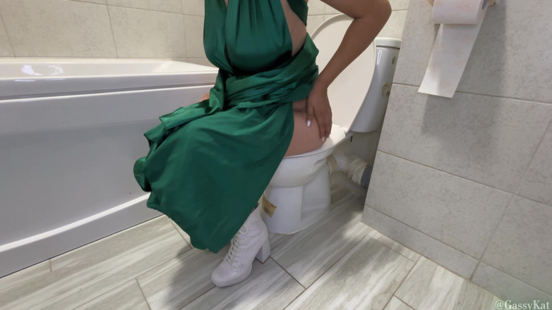 GassyKat: Pedos en la noche de graduación - vestido verde y tacones...