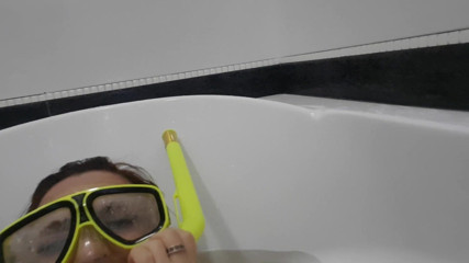 LarisaCum: Maske içinde nefes tut! Banyoya dalıyorum