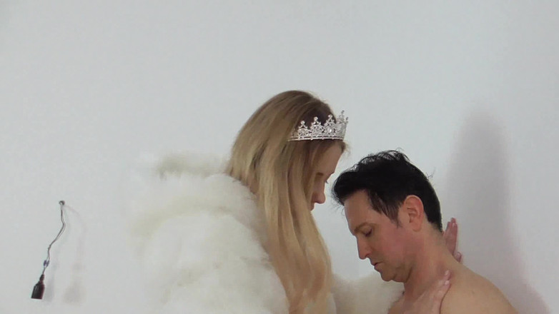 Femdom Austria: 키가 큰 핀돔은 그녀의 노예를 훈련시키세요!