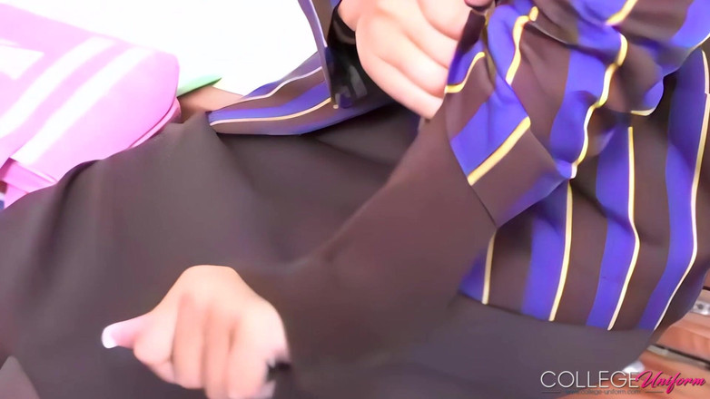 College Uniform: Працює за участю Саманти Бакстон