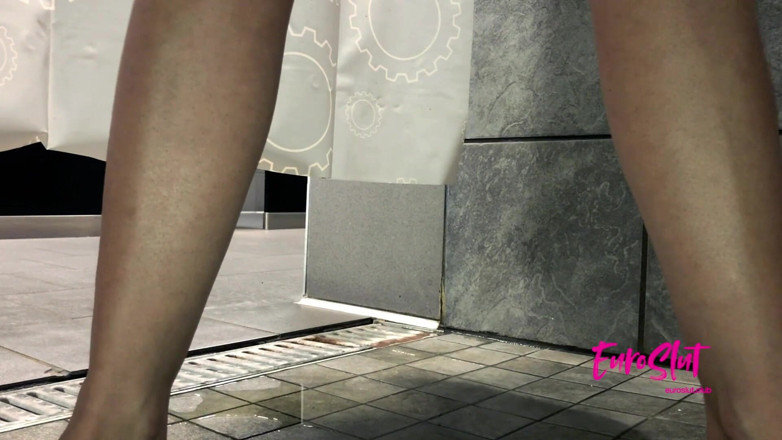 Euroslut: Risicovolle kleedkamer douche pissende masturbatie (ES134)
