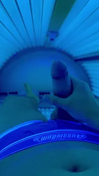 Jerking off in Sunbed